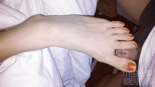 52343-推卝特大神【虫哥原创】足交控蜀黍爽玩舔北北美爸爸、给叶子的美足破卝处,画面诱人别有一番滋味-福利岛