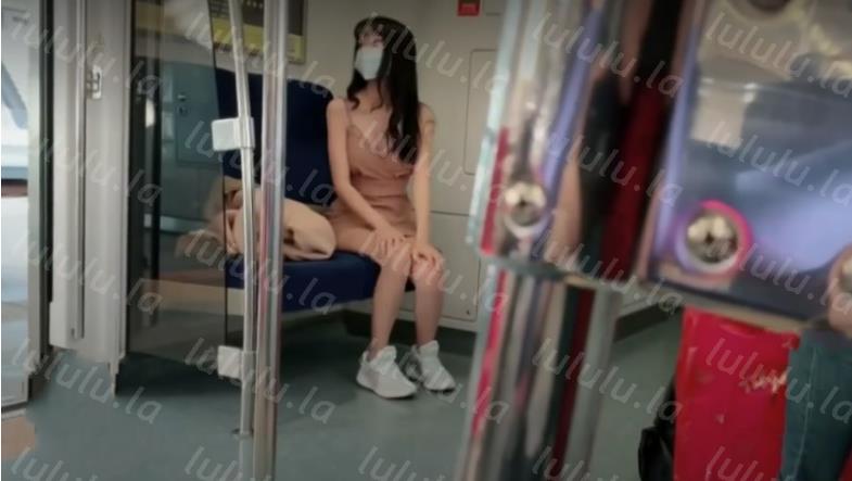 【痴汉电车 无抵抗言 突袭 绝顶 颜射】宁静午后一名女子搭乘电车的路上被强暴-福利岛