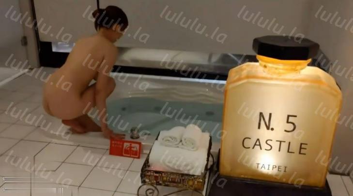 社会纹身男酒店约啪高颜值性感翘臀白虎美女啪啪身强体壮各种姿势爆插鸡巴越干越硬美女受不了用手掰着逼让他快干!-聚合福利
