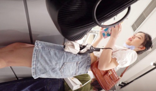 56243-YC商场试口红露腰小骚妹绿点内卝裤两侧毛毛和穴卝肉漏出来了-福利岛