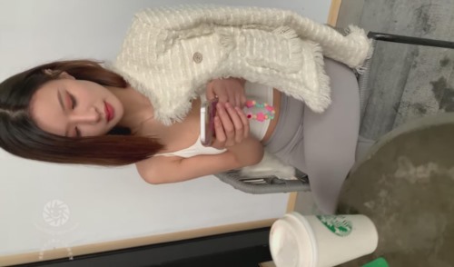 56244-短发灰色瑜伽裤美女屁卝股Q弹Q弹的,好像穿了一条超细的T裤(极清2K)-福利岛