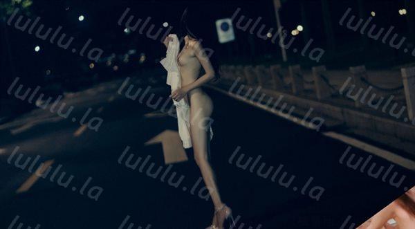 【绝版收藏】最近火爆推特人气露出女神『冯珊珊』高价会员私拍流出 午夜和闺蜜街道极限露出全裸骑车-福利岛