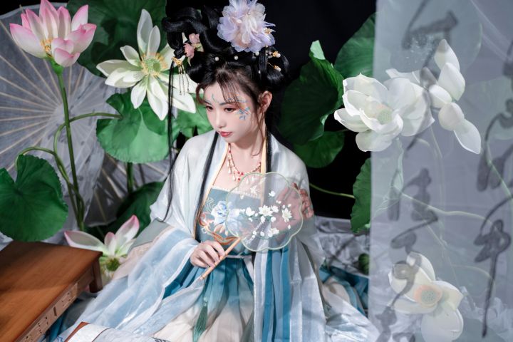 爆机少女喵小吉-月华清 [76P/2V/2.53GB]