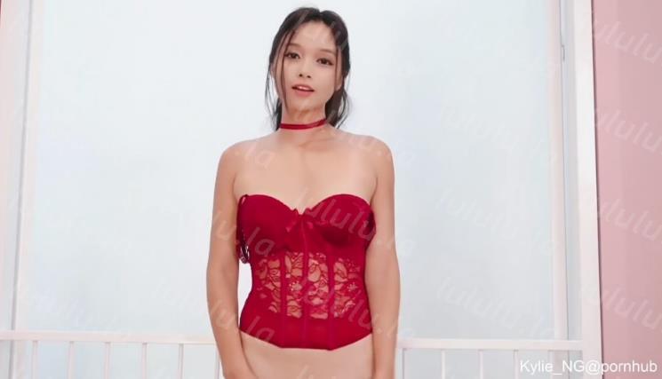最新P站非常火的甜美惊艳女神【Kylie_NG】单人solo多场景多主题道具自摸潮喷流白浆画面唯美诱人-聚合福利