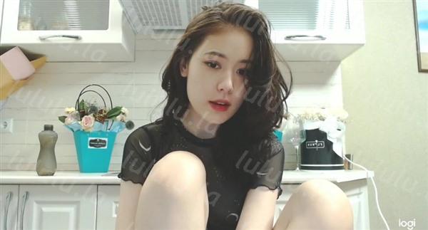 长相甜美极品清纯亚籍嫩妹厨房自慰第三部，全裸椅子上跳蛋塞逼拉扯翘起双腿近距离特写-福利岛