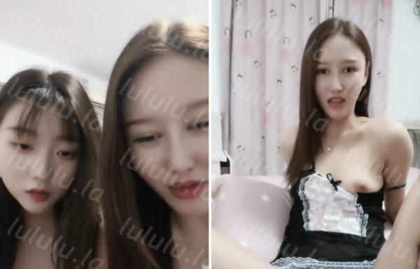 甜美小姐姐带长相清纯闺蜜一起双人秀，情趣女仆装掰穴特写，互相揉捏奶子，黑色网袜毛毛浓密，玻璃棒抽插-福利岛