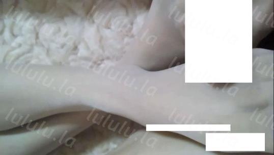辛苦上班回来晚上女友慰劳一下 白丝美脚撸得不够自己灰机吐奶-聚合福利