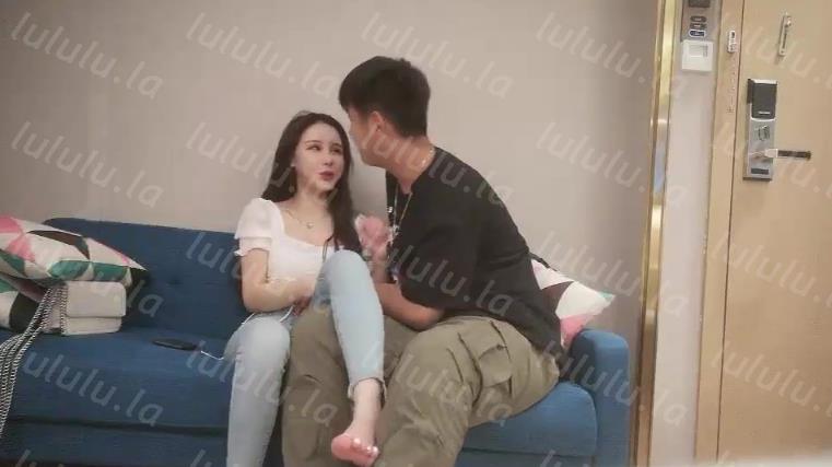 小宝寻花约了个牛仔裤网红萌妹啪啪,舌吻调情洗完澡骑乘抱着猛操,呻吟娇喘非常诱人-聚合福利