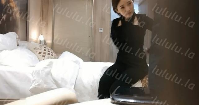 成都富商大老板酒店高价网约高颜值精致脸蛋外围气质美女聊会天培养下感情开始啪啪抱起来肏-聚合福利