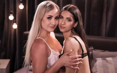 Lesbea - Cayla Lyons & Moona Snake - Nubile lesbians facesitting orgasm-福利岛