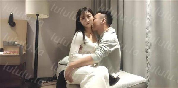 步宾探花极品长相甜美眼镜萌妹子沙发上啪啪，坐在身上互摸调情特写掰穴抽插猛操-福利岛