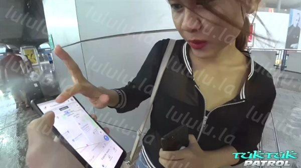 洋土豪街头搭讪清纯漂亮大学生妹子 带到酒店啪啪啪 这小身子骨被大鸡巴搞定受不了 最后射脸上了-福利岛