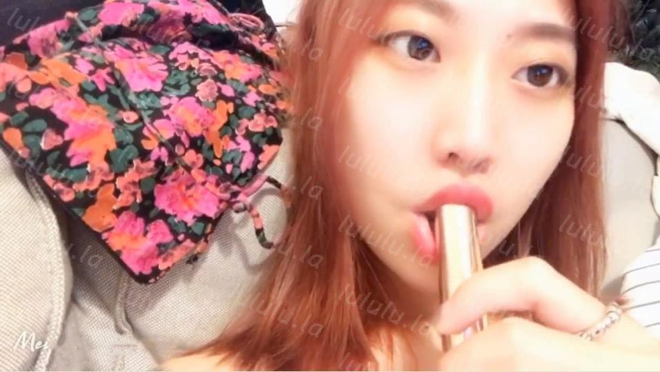 成都小网红妹子，刚上大一，化完妆看起来有点颓的妹子，身材各方面都不错，人工白虎-聚合福利