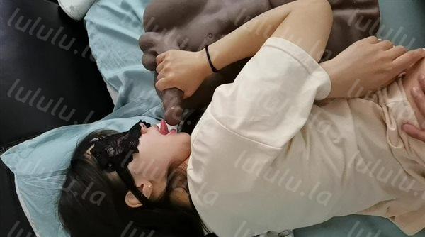 腼腆的小女友，被调教后变得开放多了，嘴里吃着鸡巴，下面被我大屌插着，发出魅人的骚声！-福利岛