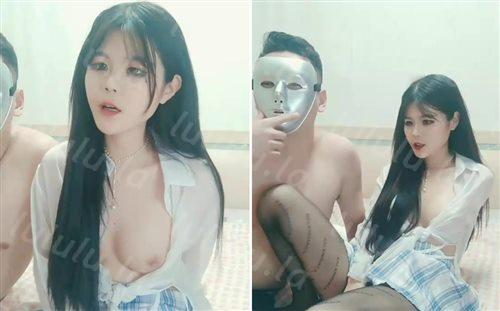 白皙美乳新人嫩妹两男一女3P大战，开档黑丝高跟鞋深喉口交，上位骑坐边操边口多种姿势换着操，铺上吸水垫喷水在上面-福利岛