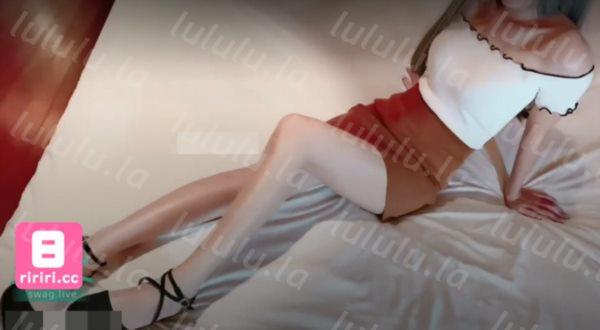 粉丝趁老婆睡着半夜偷跑出来和大长腿柳腰翘臀美乳女神莎莎sasabebe 偷腥还要无套内射真是爽-福利岛