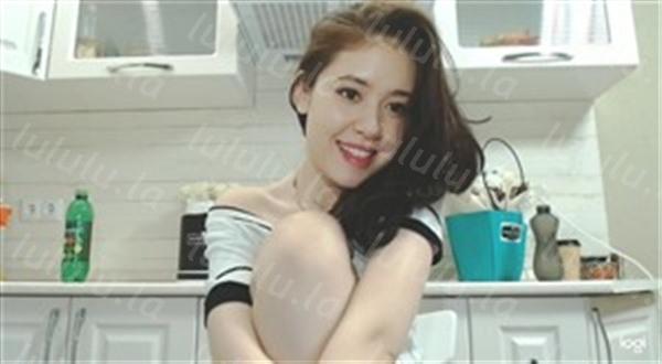 长相甜美极品清纯亚籍嫩妹厨房自慰第二部，椅子上跳蛋塞逼拉扯翘起双腿近距离特写高潮喷水-福利岛