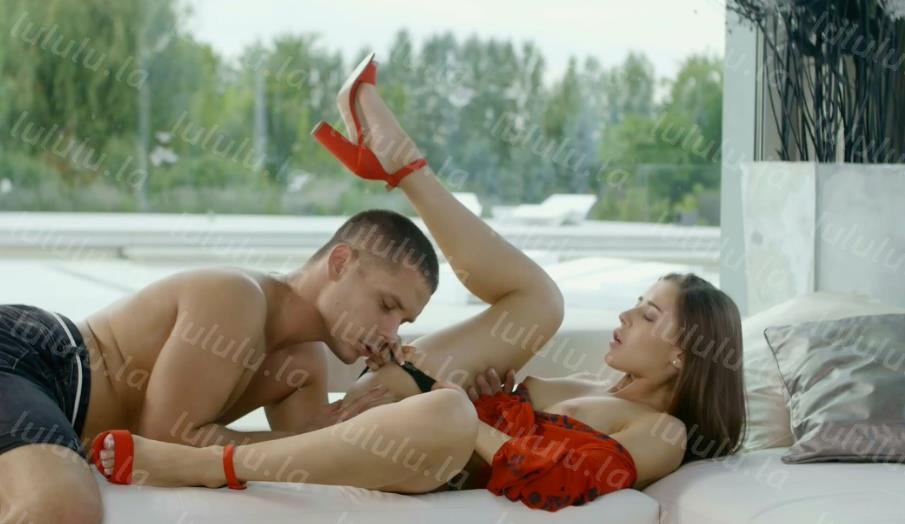 最新精品剧情乌克兰炙手可热极品女神西比尔隔窗勾引园林修剪师送了一大束玫瑰花换来激情四射的性爱画面唯美诱人-福利岛