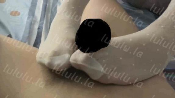 尾行学院派俏妹纸花言巧语宾馆约玩 换上白丝小脚按摩丁丁-聚合福利