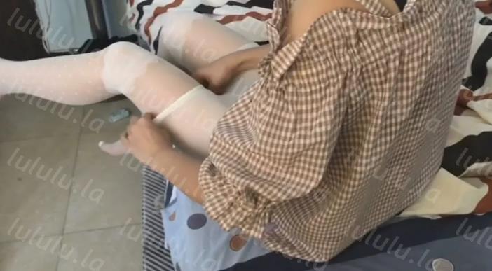 富二代周末花钱约啪艺校潮妹啪啪啪喜欢白丝袜足交内裤不脱扒个缝往里插噗滋噗滋的水还挺多的-聚合福利