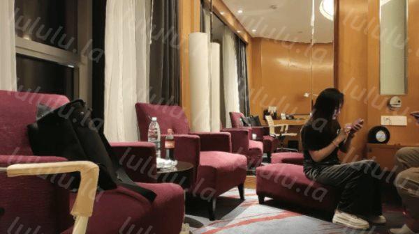 小宝寻花极品颜值甜美大圈外围妹子，舌吻互摸调情迫不及待解开裤子，性感睡衣露出奶子侧入抽出，骑乘猛操晃动奶子-福利岛