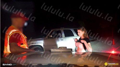 路上小美女汽车出问题修好后却发现没带钱便露出奶子揉捏让鸡巴插进逼逼偿还也想遇见这样的美事啊-福利岛