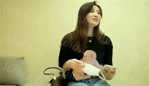 御姐摘下口罩的瞬间，太美了吧，还是个大奶子女神，小哥动手摸了摸之后连夸手感好，做爱情不自禁的叫床快高潮了还吸自己的手指头-福利岛