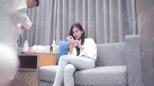 大熊探花深夜场约了个极品高颜值衬衣牛仔裤妹子,沙发上摸逼调情口交抬腿抽插再到床搞-福利岛