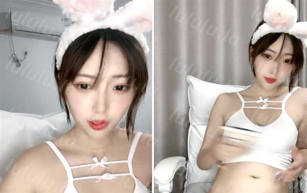 逼逼无毛兔耳朵卡哇伊萌妹子道具自慰,手指摩擦阴蒂扣入特写,全裸扭动小腰展示身材,假屌插入搞得逼逼很湿-福利岛