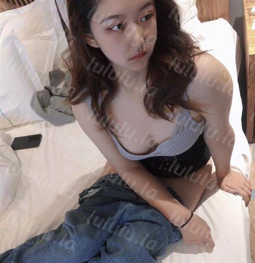 可可爱爱的美眉被哥哥欺负了，小眼神有些不情愿，掰开小穴 肉肉的屁股，摸着粉嫩的每一处肌肤 辣么诱人！-福利岛