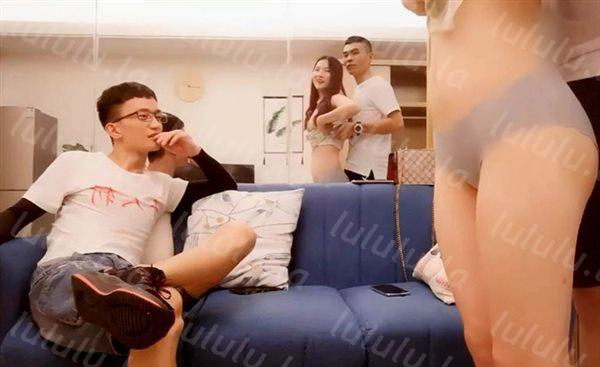 比岛国动作爱情片还精彩，身材很劲爆皮肤白皙的小美女，伺候两位大爷，翘着美臀后入嘴巴没闲着给口交3P，才干两分钟白浆就冒出来-福利岛