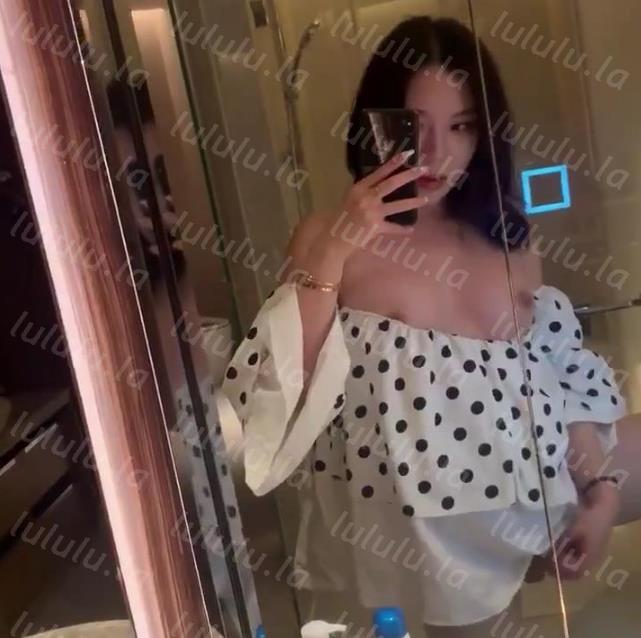 粉骚美妖TS元气美美 对着镜子撩起裙子硬邦邦的妖巴:我美不美?嗯~唔~纯妖声吃鸡巴射嘴里你想吗-聚合福利