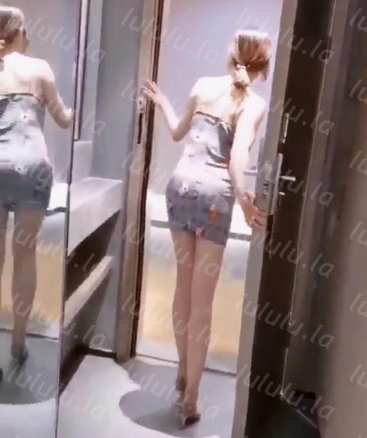 极品妹子，肤白貌美大长腿，酒店开房玩儿刺激，打开门看看外面直接撩开裙子，扒开内裤被后入-聚合福利