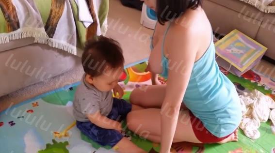 在家带两个孩子的哺乳期年轻漂亮妈妈如何给宝贝喂奶的大大凸起的乳头很诱人啊-聚合福利