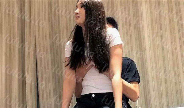 大屁股丰满笑起来很甜美的小仙女，小哥太投入了总幻想是自己女朋友总是甜美的接吻，一边接吻一边操，妹子太舒服双手紧紧抓着被单-福利岛