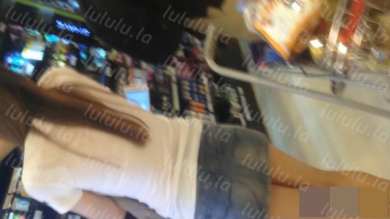 經典盜攝視訊:商超妝容品專區偷錄美女裙底風光-聚合福利