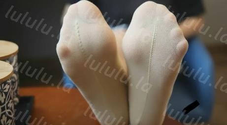 职院女生伙食费不够用约出来帮助下 小脚丫穿着不同袜子随便玩-聚合福利