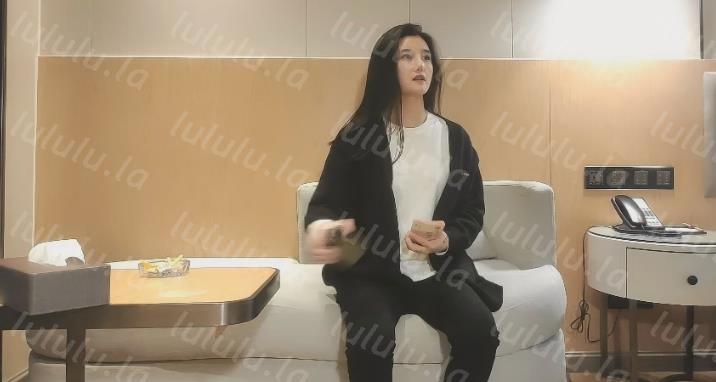 2021.1.25【壹屌寻欢】千人斩小陈总上场,约战神似张碧晨外围,激战中途被人推门而入,妹子吓得浑身颤抖要跑路-福利岛