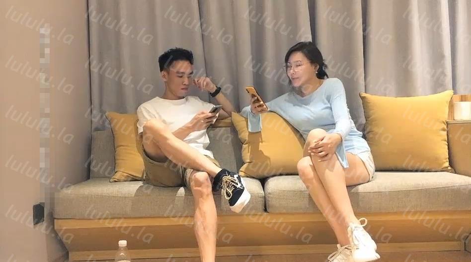 午夜寻花性感花臂纹身眼镜妹子诱人身材甜奶口交上位骑坐猛操-聚合福利