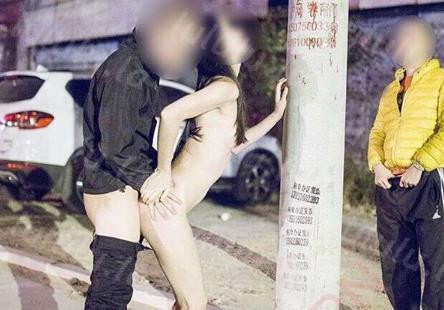 高颜值喜欢玩野外露出自拍女神级美女草莓穆斯视图版 露出界鼻祖 原版3P野战露出私拍-聚合福利