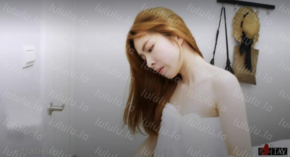 弟弟好友来家里穿着浴巾勾引他床上极致淫荡-福利岛