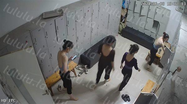 【破解摄像头2021】首次破解舞蹈更衣室 众舞蹈生小姐姐们脱衣诱惑 意外收获 发现还有情侣互摸搂抱 高清-福利岛