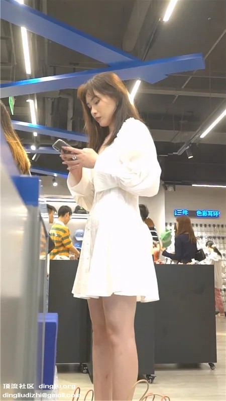 购物中心近距离抄底正在买单的时尚小姐姐把BB勒的很紧的小骚内-福利岛