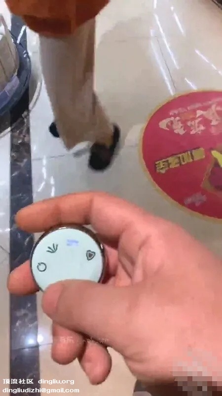 【海角❤️乱伦大神】乱伦爱好者✨ 危险游戏妈妈戴着跳蛋逛街-福利岛