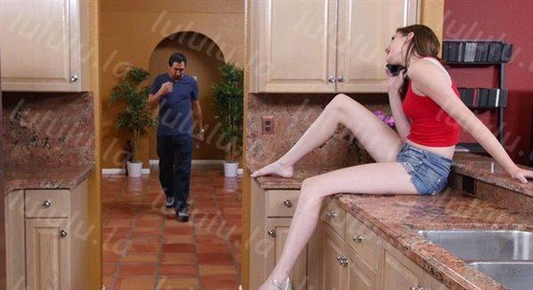 一到家就被妹妹的白嫩大长腿迷住鸡巴不由自主冲动硬起来，腿玩年抱着啪啪尽全力猛烈抽插爽快射啊-福利岛