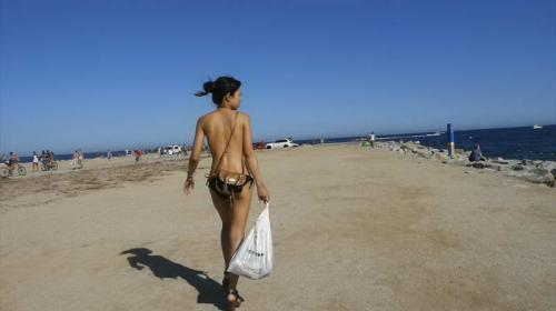 迪卡侬门事件女主角漫步人来人往的海滩边 [1V]-福利好好看