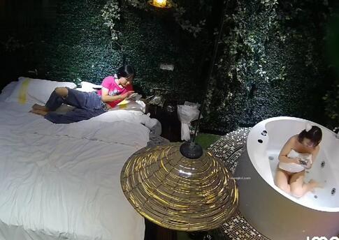 乐橙酒店森林浴缸房偷拍关系有点混乱的两对小年轻貌似分别和各自女友在这床上啪啪-福利好好看