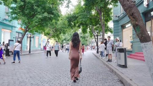 《最新流出国模私拍》2022年老牌唯美女体艺术摄影相约中国[极品身材模特-莎丝-洞窟中的女人裸身与着衣的反差对比]4K原版-福利好好看