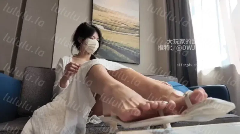 [转载搬运] 舔超美骨感玉足，配上这双高跟凉鞋太美了，站立踩鸡足... [1v+300m][百度盘]-福利岛