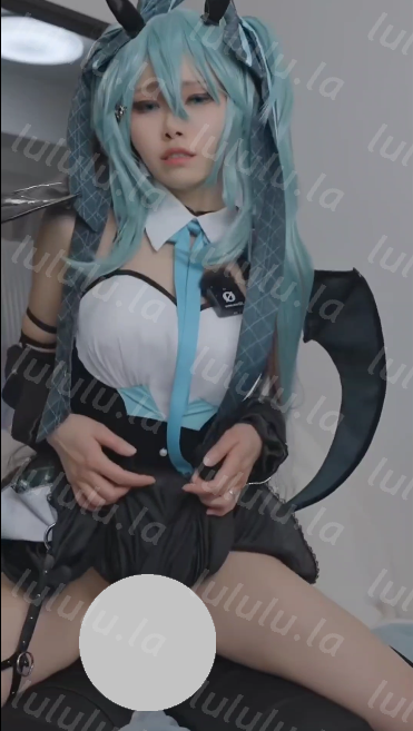 草莓羽衣恶魔初音未来 用大葱wan嫩穴+骑乘   2V718M百度盘